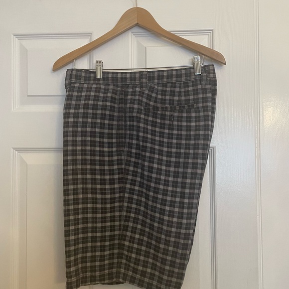 Men’s Tommy Bahama Shorts. Waist size is 34” Multi Colored pattern. - Picture 4 of 9